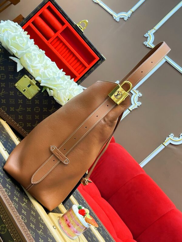 LV Low Key Hobo MM - Image 3
