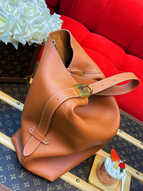 LV Low Key Hobo MM - Image 4