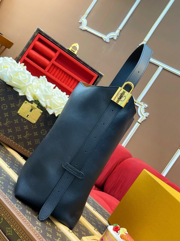 LV Low Key Hobo MM - Image 4
