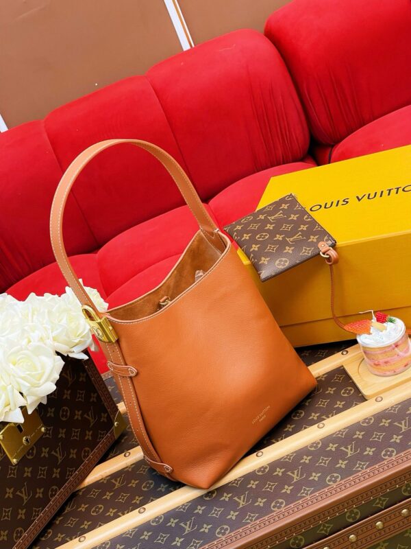 LV Low Key Hobo PM - Image 3